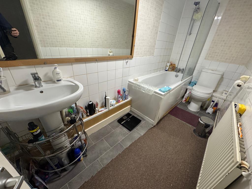 Lot: 11 - FREEHOLD BLOCK OF TWO TWO-BEDROOM GARDEN FLATS - 22 - bathroom